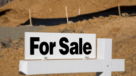 ¿Por qué es crucial resaltar las características únicas y el potencial de tu terreno al promocionarlo para captar la atención de los compradores y concretar la venta? 