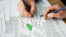 ¿Por qué es crucial resaltar las características únicas y el potencial de tu terreno al promocionarlo para captar la atención de los compradores interesados? 